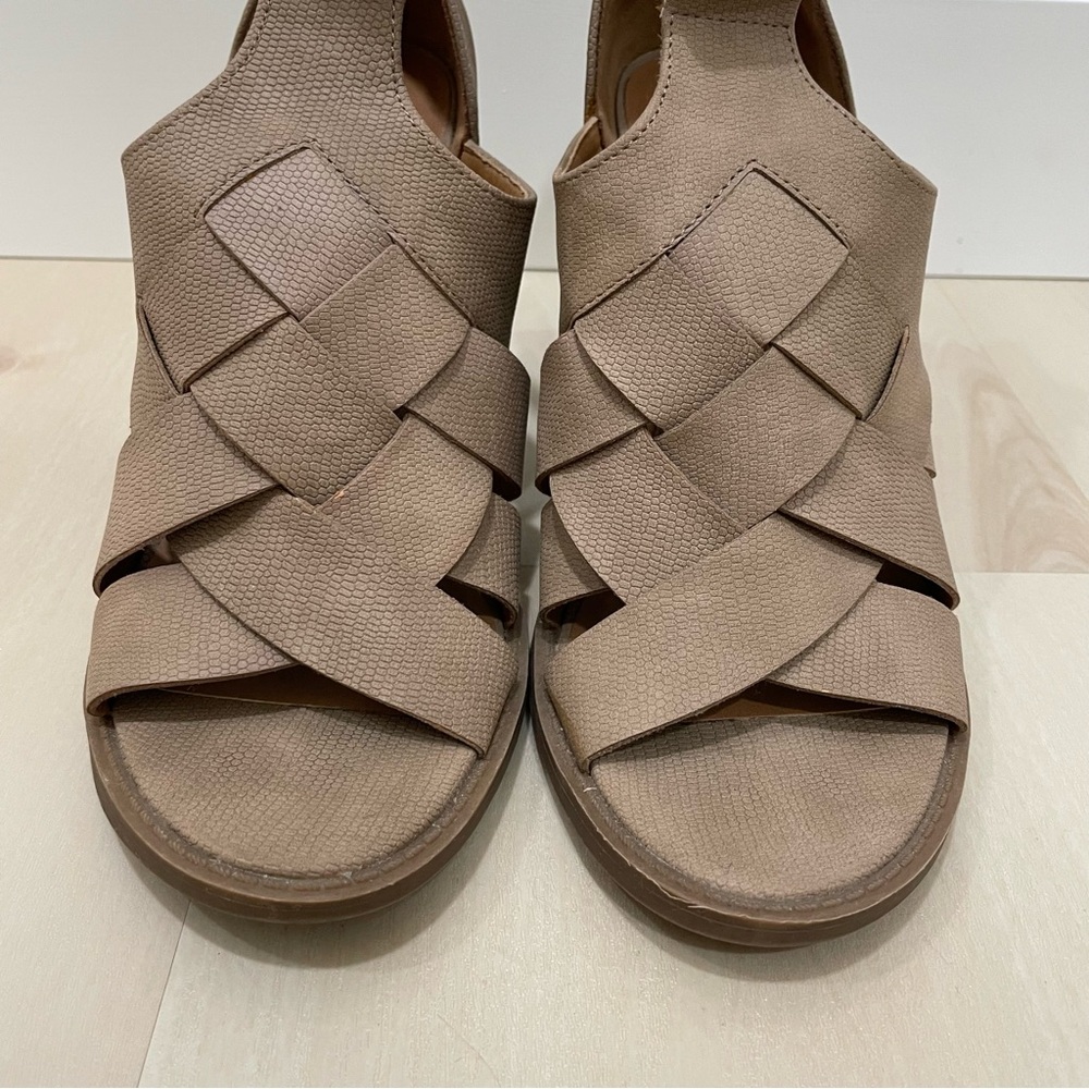 Universal Thread Women's 8.5 Taupe/Auburn Heel Sandal Open Toe Zip Buckle Tan - Picture 7 of 14
